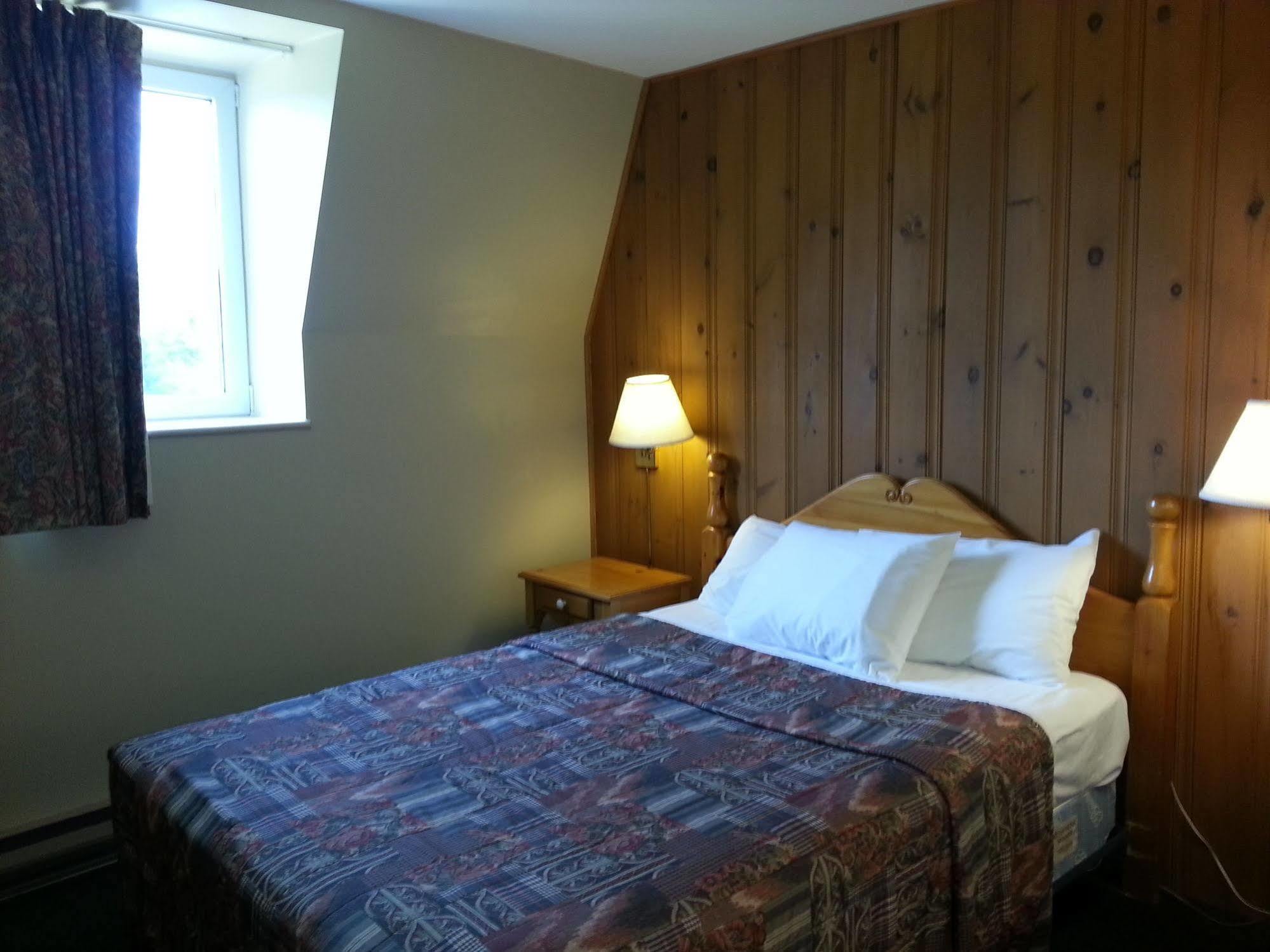 Hotel Le Chantecler Sainte-Adèle Buitenkant foto