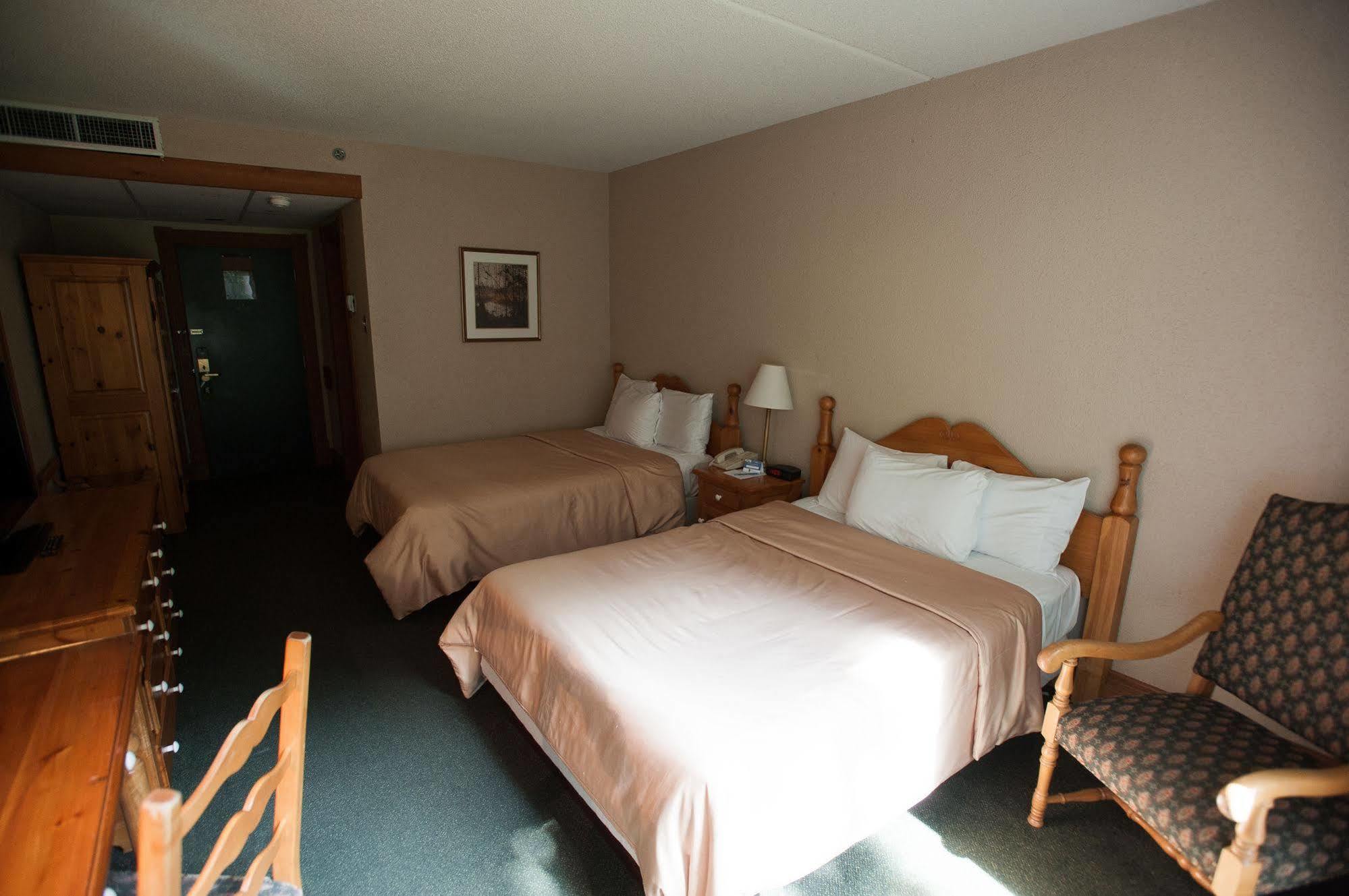 Hotel Le Chantecler Sainte-Adèle Buitenkant foto